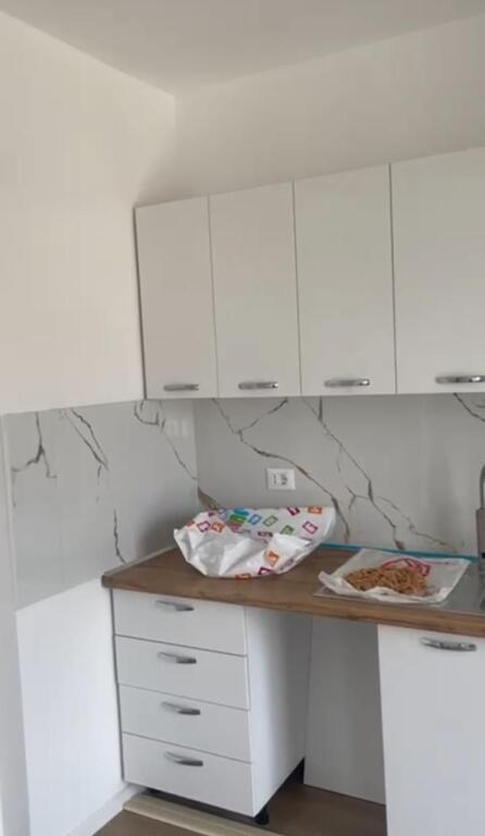 Appartamento 2+1+2 in affitto Vuoto, alla fine della via 5 Maj vicino alle nuove costruzioni 430 mila leke