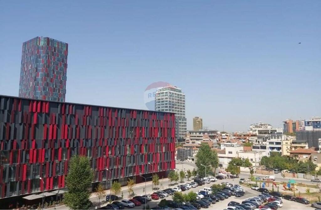 Shitet Njesi tregtare prane Ambasador 3