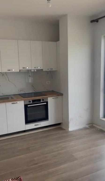 Affittasi appartamento 2+1+2 Vuoto, alla fine della via 5 Maj vicino alle nuove costruzioni 430 Mila lek