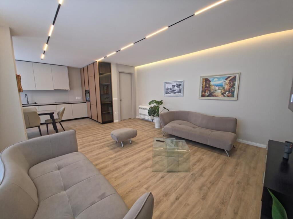 APARTAMENT MODERN 2+1 ME QERA NE QENDER
