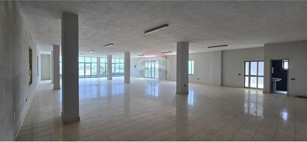  ambient multifunksional Kati i 2-të, buzë rruge kryesore, pranë Top Channel