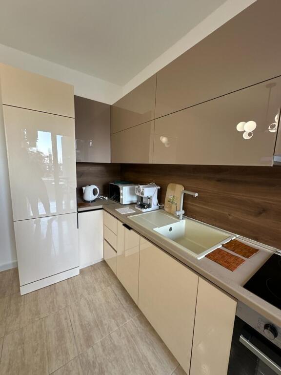 Jepet apartament me qera 1+1 plazh durres