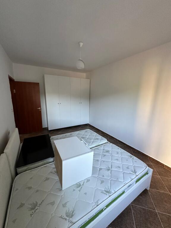 Apartament 2+1 me qera ne Fresk tek stacioni i fundit i Porcelanit