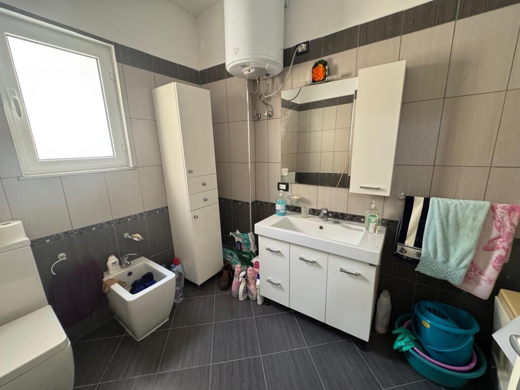 Shitet Apartament 2+1 me pamje deti shkemb kavaje