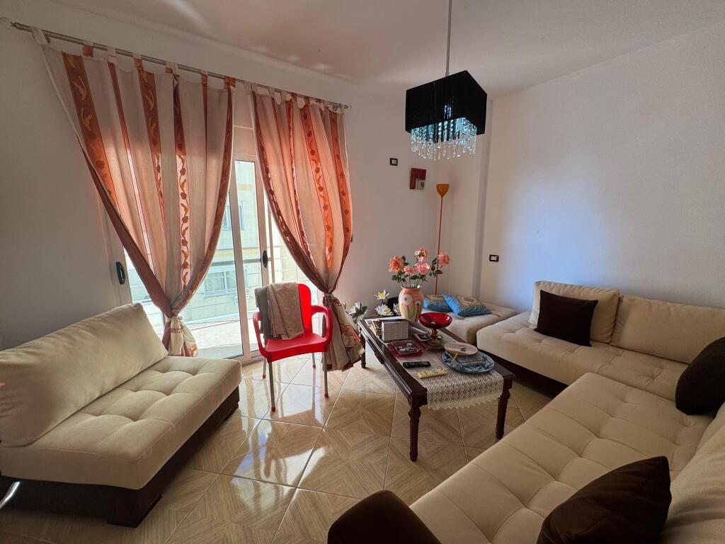 Shitet Apartament 2+1 me pamje deti shkemb kavaje