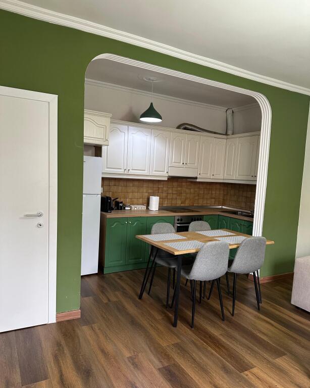 Blloku, Sheshi Willson apartament 2+1 me ballkon (800 euro)
