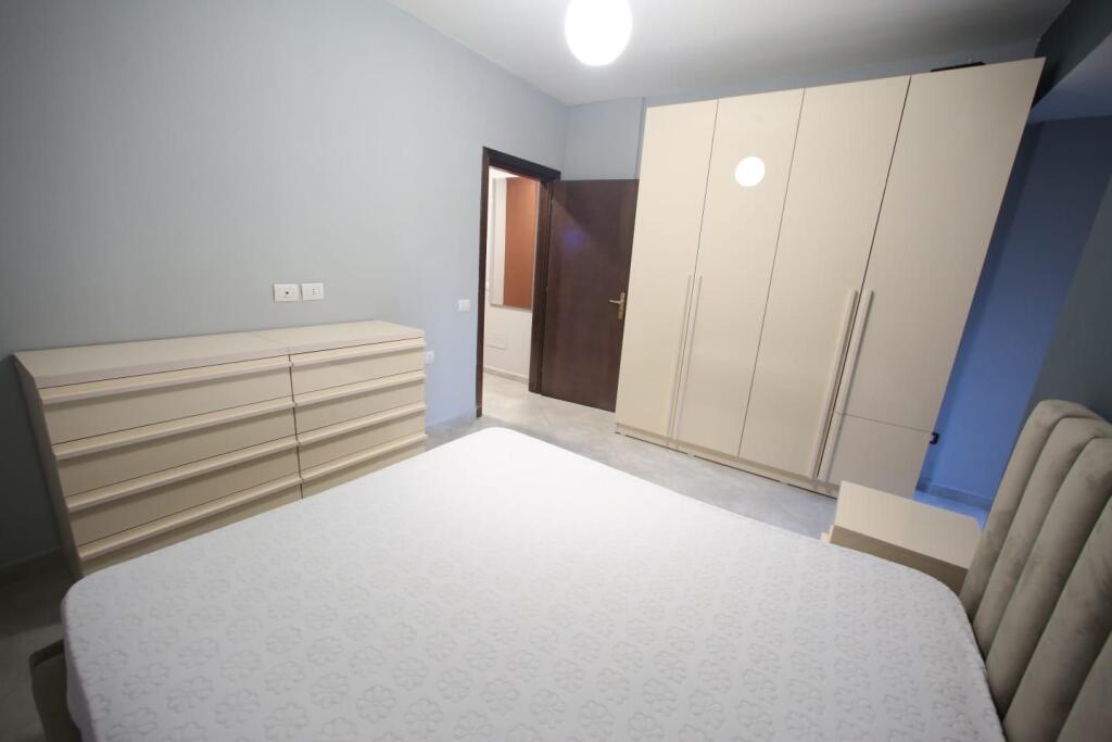 Jepet apartament me qera 1+1 qender durres