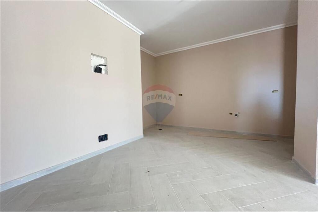 Papafingo për Shitje – Transballkanike, Vlorë