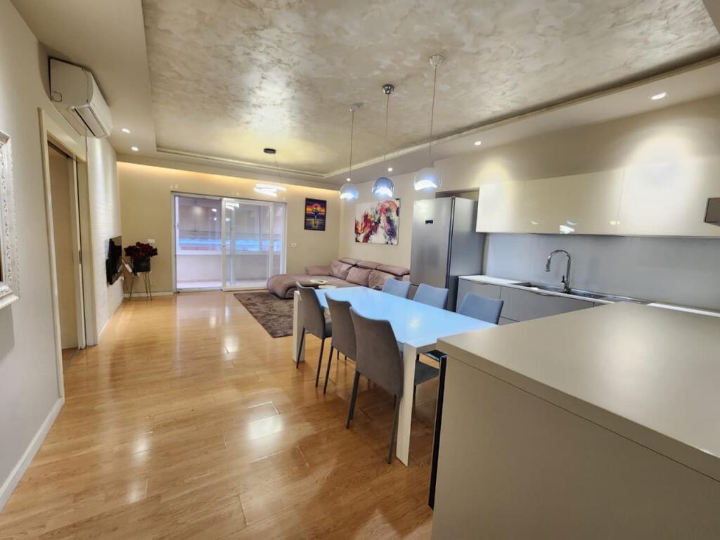 ✨SUPER APARTAMENT ME QERA  – 2+1+2wc &amp; Verandë  ( 📍 Komuna Parisit / kristal Center || 200m2 || 1000 eu🔥