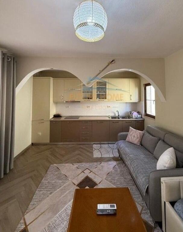 Qera, Shtëpi Private 2-Katëshe, 5 Maji, Tiranë.