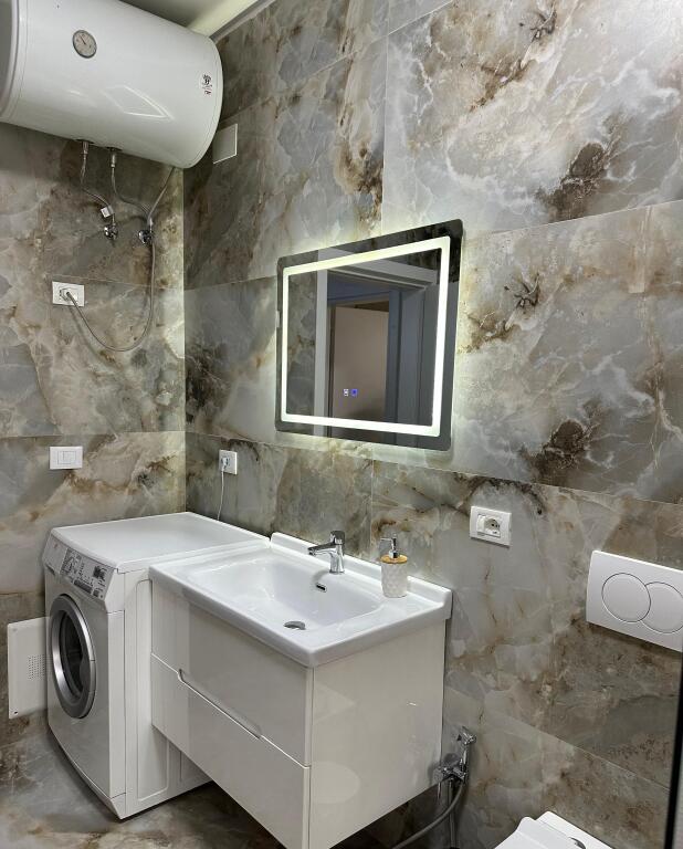 Blloku, Sheshi Willson apartament 2+1 me ballkon (800 euro)
