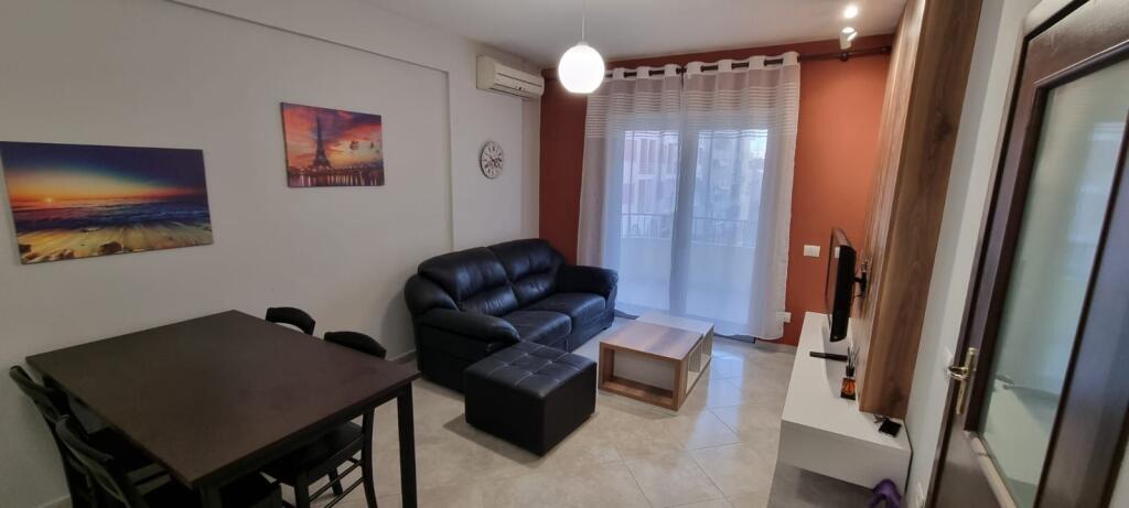 Jepet apartament me qera 1+1 qender durres