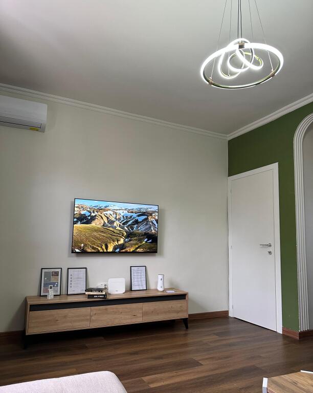 Blloku, Sheshi Willson apartament 2+1 me ballkon (800 euro)
