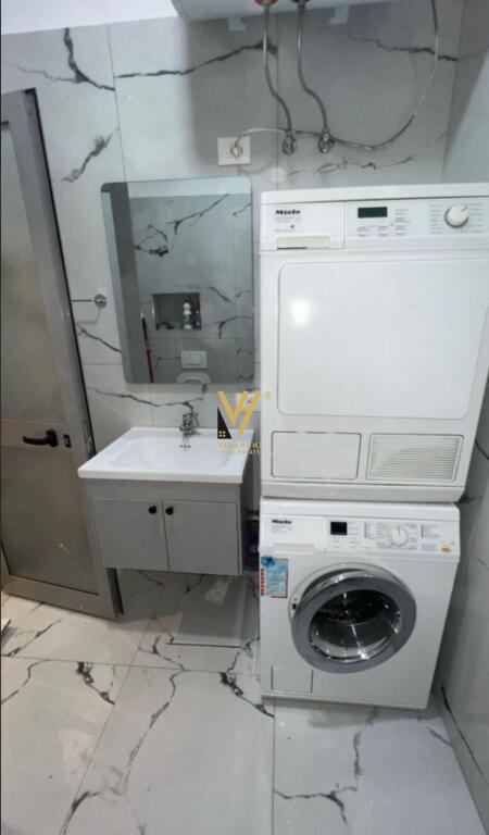 JEPET APARTAMENT 1+1 ME QERA TE RRUGA E BARRIKADAVE 650 EURO