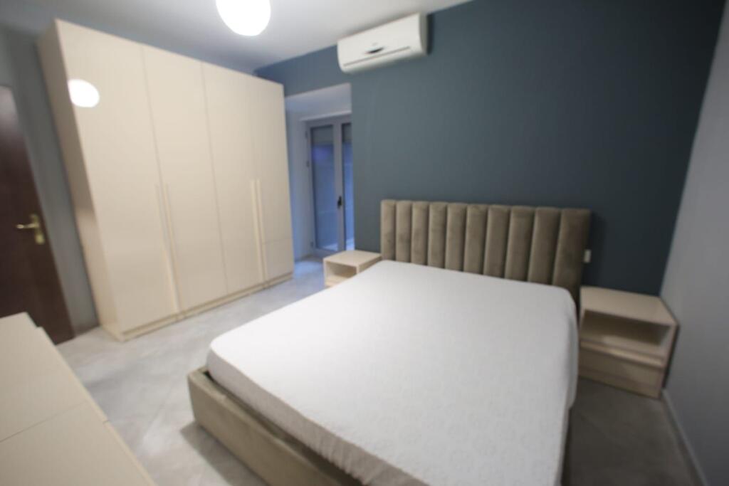 Jepet apartament me qera 1+1 qender durres