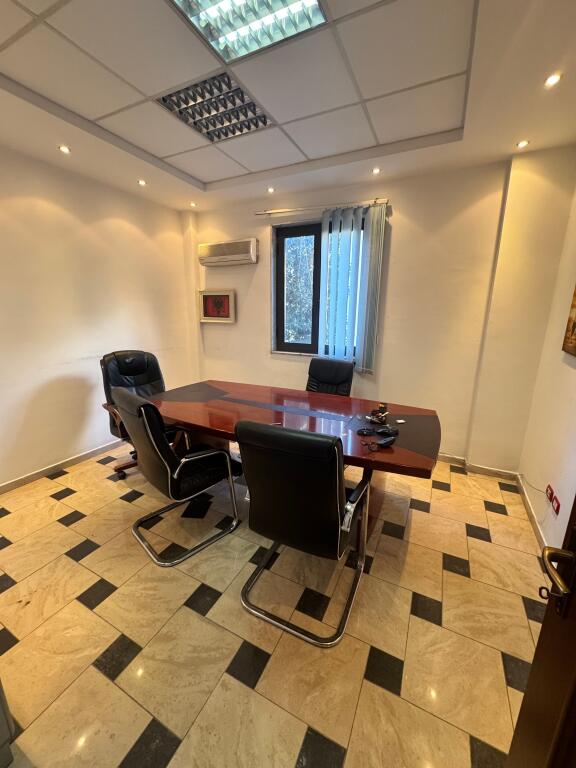 🏢 Jepet me Qira Ambient Biznesi / Zyrë në Qendër të Tiranës