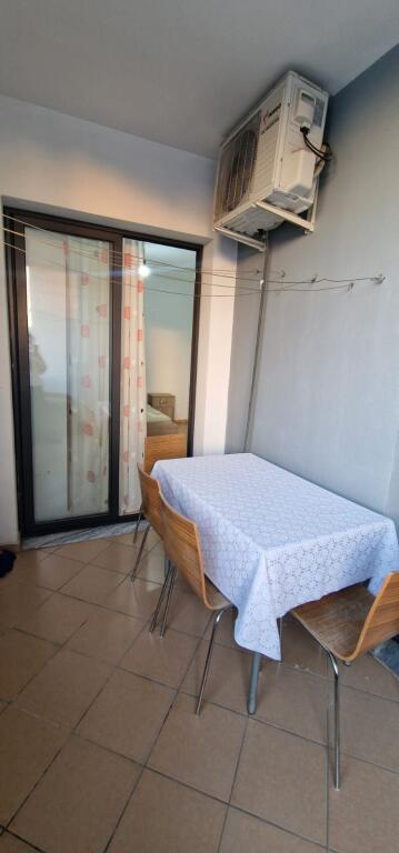 Appartamento 1+1 in affitto Astir Organizzazione: Soggiorno+Cucina Camera da letto Bagno Balcone 7° piano L'appartamento si trova in un palazzo con ascensore, scale ben tenute e ambiente tranquillo. Ha un orientamento ovest, beneficiando di luce naturale e sole durante il pomeriggio, 