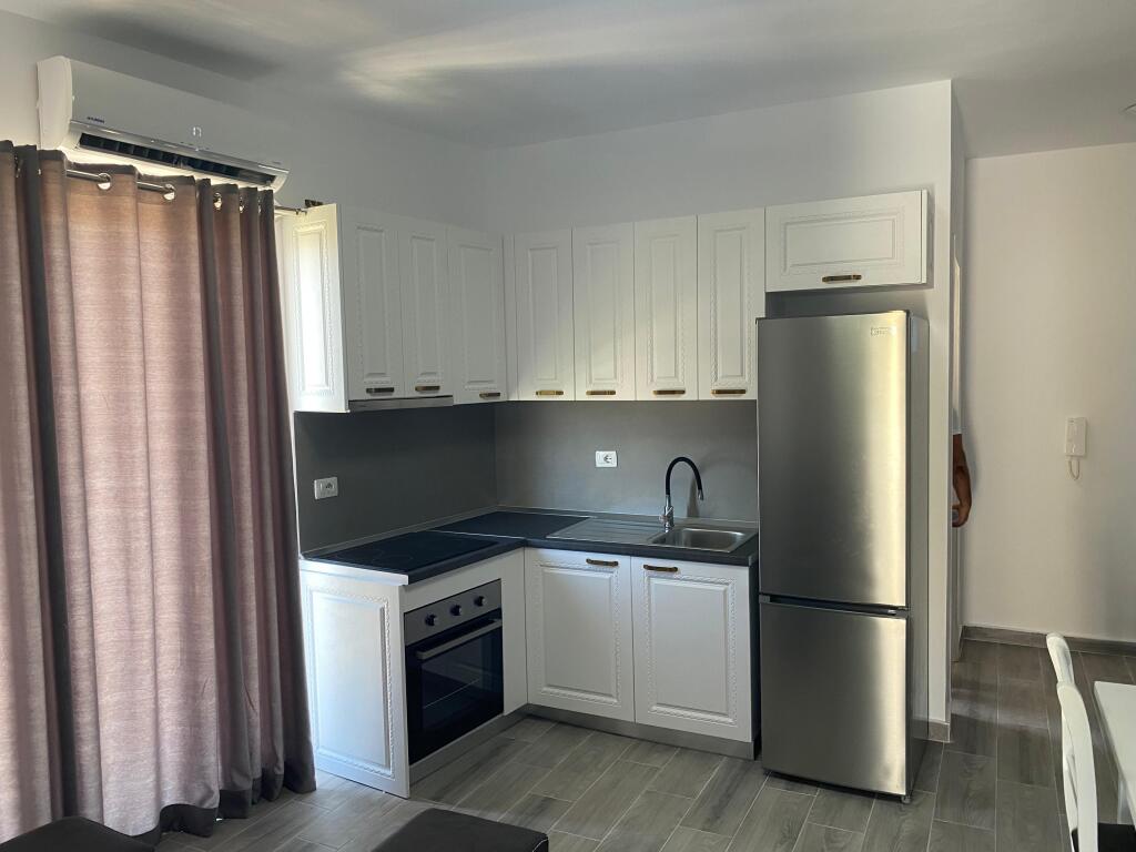 Shitet apartament 1+1 + 2 ballkone plazh iliria