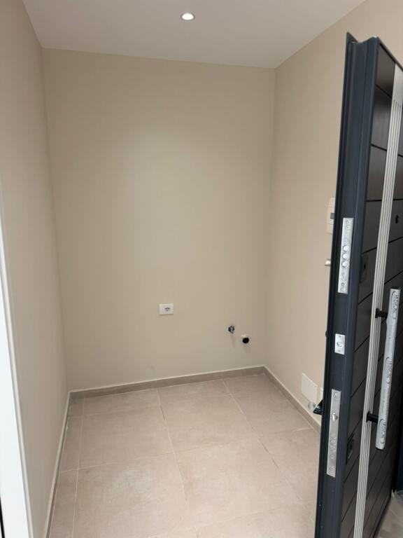 Jepet Me Qera Apartament 1+1+1 Post Parkimi
