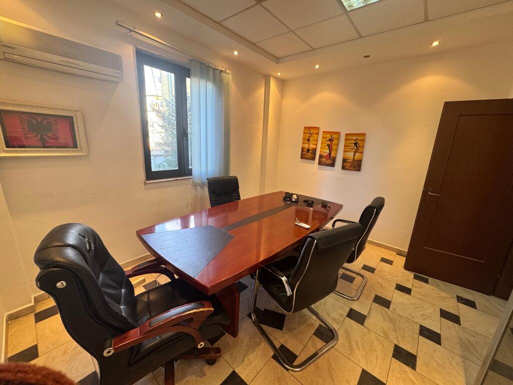 🏢 Jepet me Qira Ambient Biznesi / Zyrë në Qendër të Tiranës