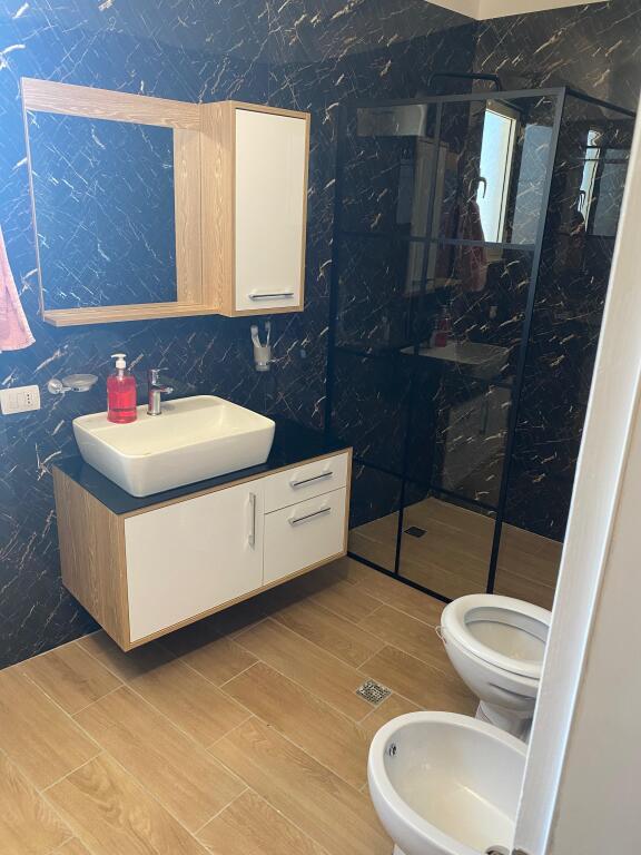 Shitet apartament 1+1 + 2 ballkone plazh iliria