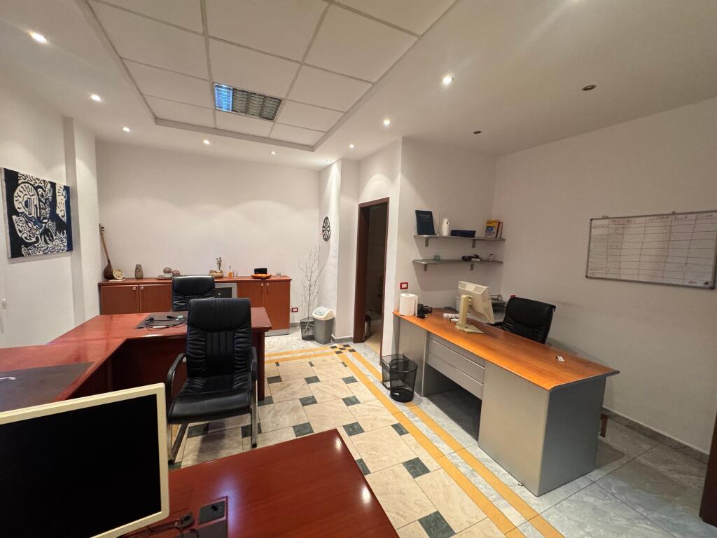 🏢 Jepet me Qira Ambient Biznesi / Zyrë në Qendër të Tiranës