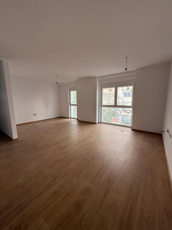 Ambjent per zyra me qera