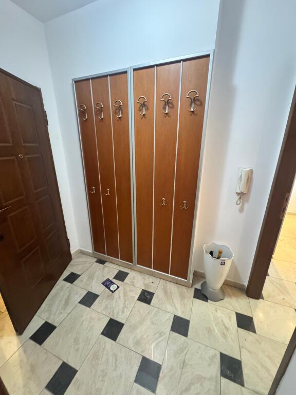 🏢 Jepet me Qira Ambient Biznesi / Zyrë në Qendër të Tiranës