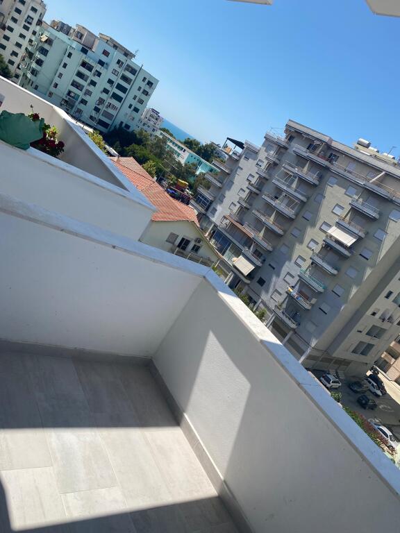 Shitet apartament 1+1 + 2 ballkone plazh iliria
