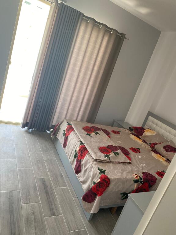Shitet apartament 1+1 + 2 ballkone plazh iliria