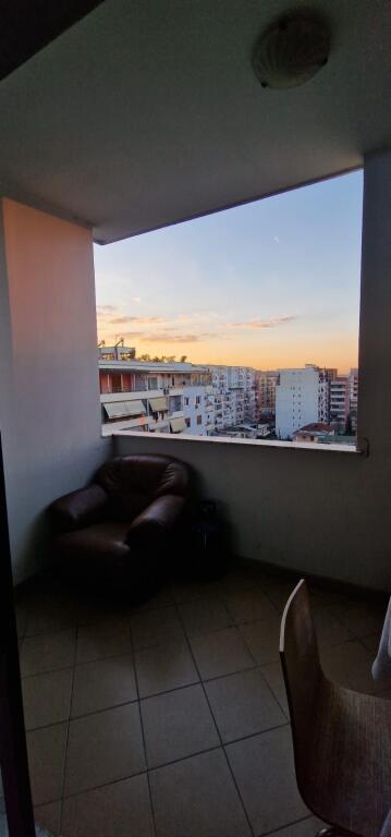 Appartamento 1+1 in affitto Astir Organizzazione: Soggiorno+Cucina Camera da letto Bagno Balcone 7° piano L'appartamento si trova in un palazzo con ascensore, scale ben tenute e ambiente tranquillo. Ha un orientamento ovest, beneficiando di luce naturale e sole durante il pomeriggio, 