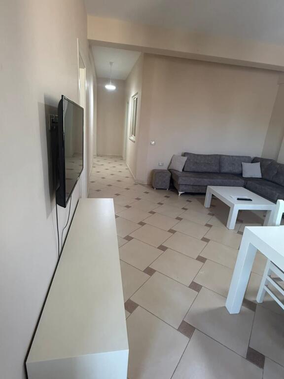 🏡 Apartament me qera 2+1 – Tek Tregu Ushqimor, pranë Pallatit me Shigjeta