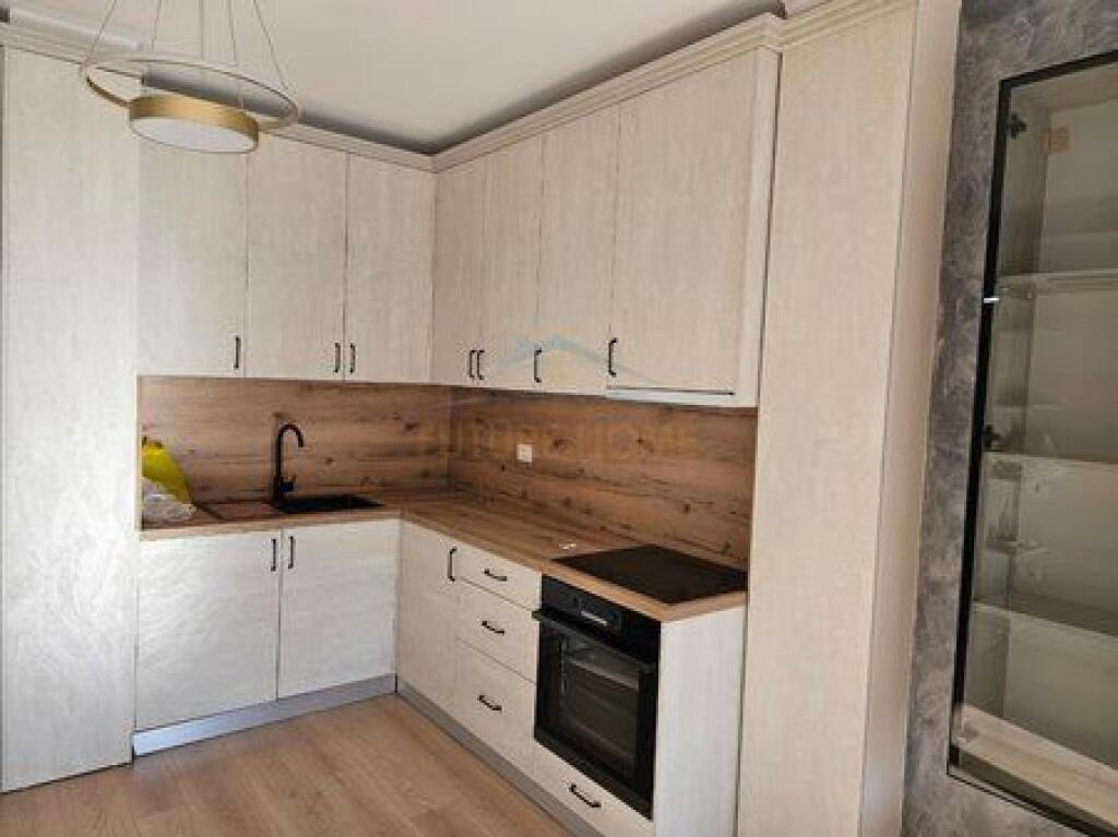 Shitet, Apartament 1+1, Rruga Jordan Misja, Tiranë.