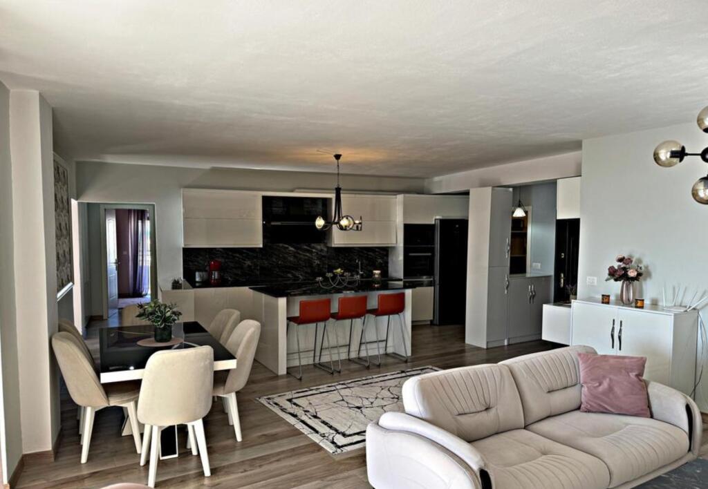 🌟 3+1+3 për Shitje – Apartament Luksoz në Sarandë