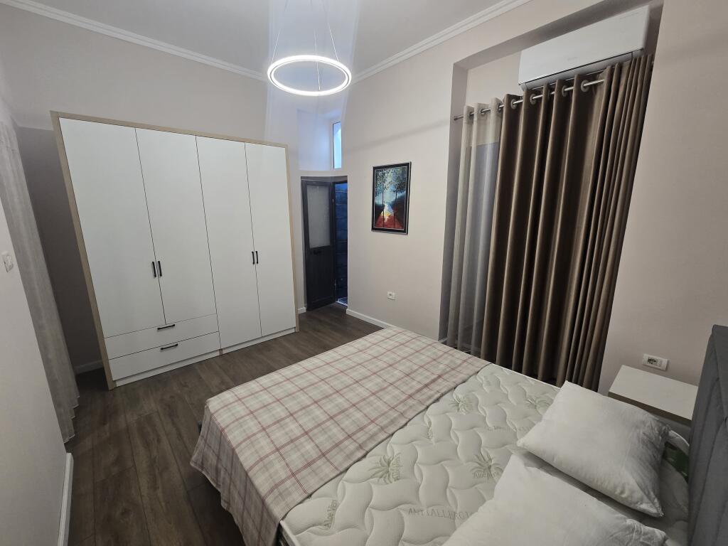 Shitet Garsioniere, afer Hotel Koloseut