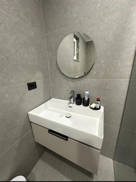 Qera apartament 1+1 ,Tek Tregu elektrik cmimi 45000 leke