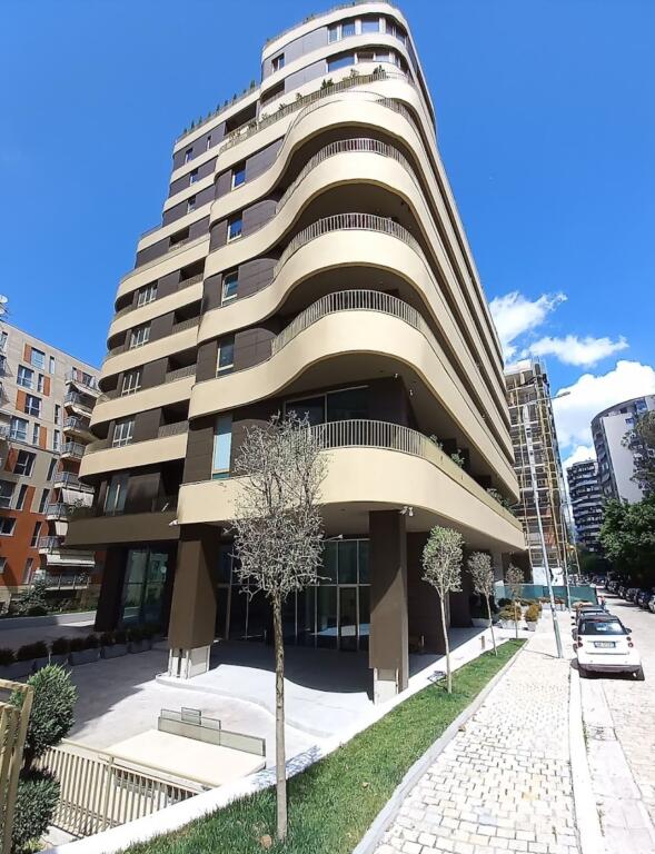 Apartament 2+1+2 me verandë dhe 2 poste parkimi – Golden Park Rezidencë