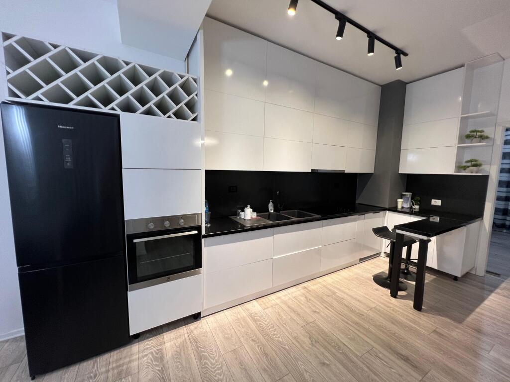 📣 SHITET SUPER Apartament 2+1 Me Ballkon 📍 Kompleksi Mangalem 21 , Ali Dem ✨   🏢 Ndertim i Ri  🪜 Kati 2 (Me Ashensor)  📐 Siperfaqe 88 m2  🧭 Orientim Lindje  🛋️ Mobiluar Me Kushte Bashkekohore  📂 Me Hipoteke  ✅ Mundesi Blerje Me KREDI   💶 Cmimi 145 milion leke