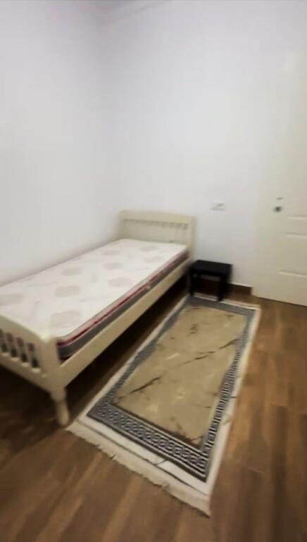 🏠Ne zonen e Ali Demit,Rr.Idriz Dollaku prane Ted’s Bar jepet me qera kati i III-te i nje vile2+1,i mobiluar. 400Euro     