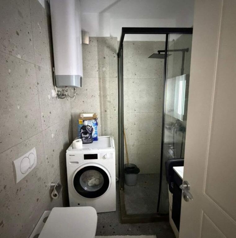 🏡 Shitet Apartament 2+1 i Mobiluar – Shkozë, Tiranë  🔹 Tipologjia: 2+1 🔹 Sipërfaqe: 82 m² 🔹 Kati: 5 🔹 Mobilim: Totalisht i mobiluar 🔹 Dokumentacion: Me hipotekë Pallate me ashenore  💶 Çmimi: 135,000 €  📍 Zona: Shkozë, Tiranë Apartamenti është i organizuar në mënyrë funksionale, i ndriçuar mirë dhe i përshtatshëm si për banim ashtu edhe për investim