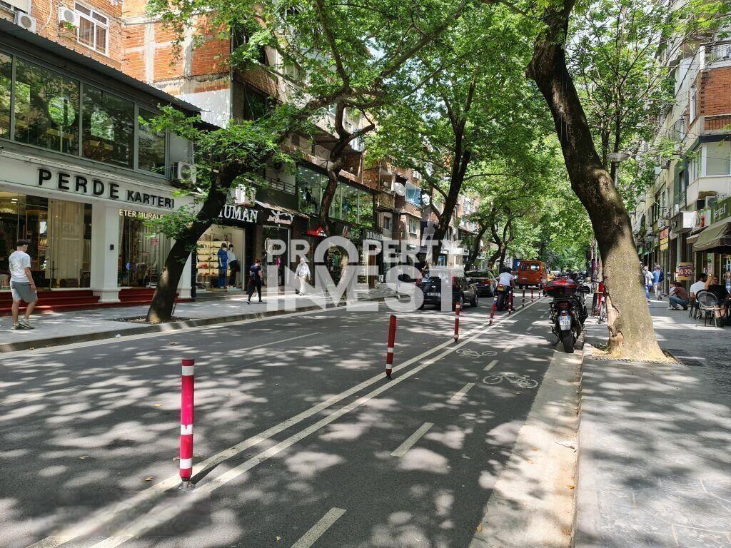 Shitet Apartament 2+1+2 Poste Parkimi tek  Myslym Shyri