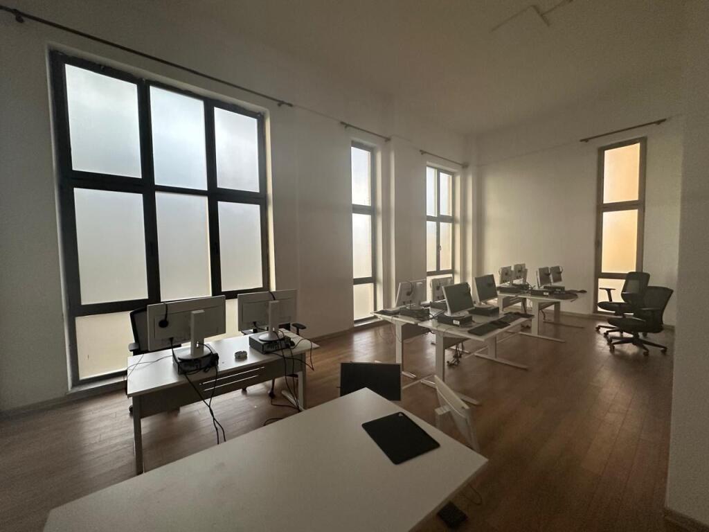 Office 200 meters for rent in Xhamllik