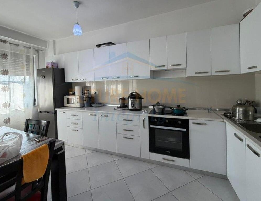 Shitet, Apartament 2+1+2, Ish Tregu Elektrik, Tiranë.