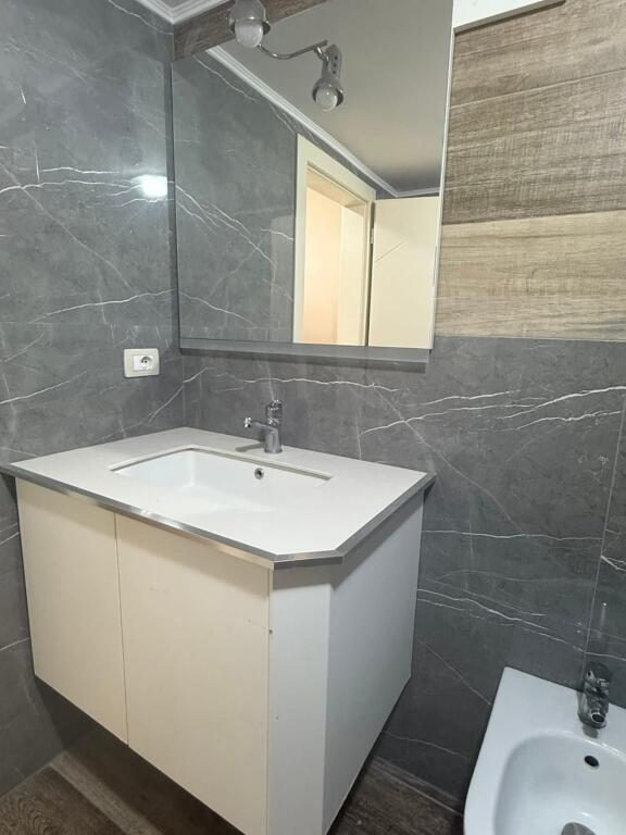 🏡 Apartament me qera 2+1 – Tek Tregu Ushqimor, pranë Pallatit me Shigjeta