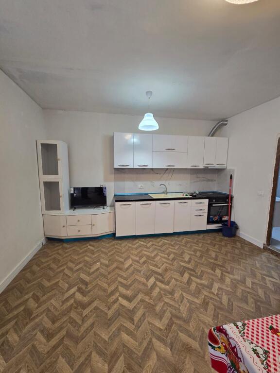 Garsonere me qira Selit prane xhamis