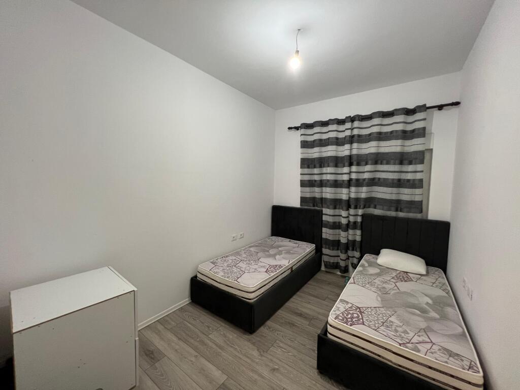 📣 SHITET SUPER Apartament 2+1 Me Ballkon 📍 Kompleksi Mangalem 21 , Ali Dem ✨   🏢 Ndertim i Ri  🪜 Kati 2 (Me Ashensor)  📐 Siperfaqe 88 m2  🧭 Orientim Lindje  🛋️ Mobiluar Me Kushte Bashkekohore  📂 Me Hipoteke  ✅ Mundesi Blerje Me KREDI   💶 Cmimi 145 milion leke