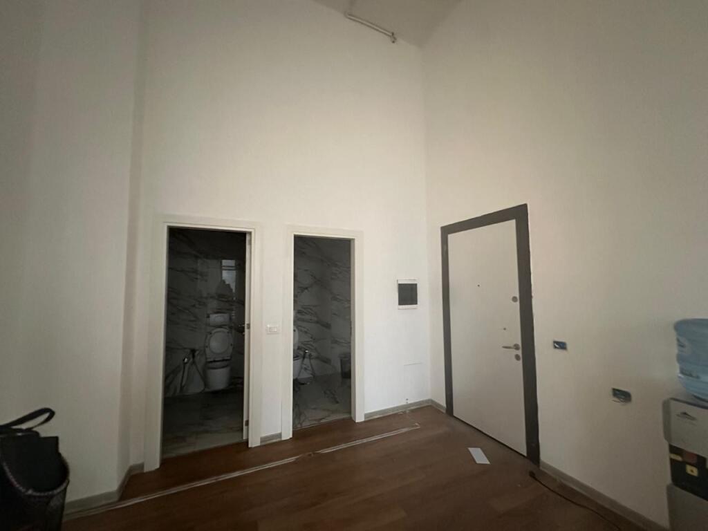 Office 200 meters for rent in Xhamllik