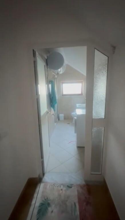 🏠Ne zonen e Ali Demit,Rr.Idriz Dollaku prane Ted’s Bar jepet me qera kati i III-te i nje vile2+1,i mobiluar. 400Euro     