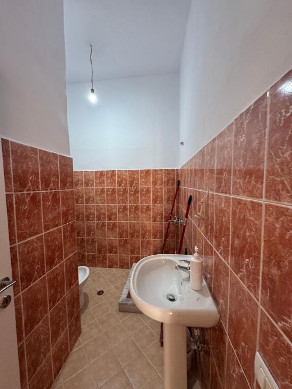 Qera apartament 3+1 ne Fresk 45000 leke tek Furre buke europa