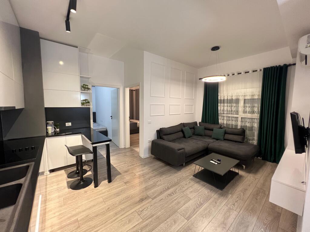 📣 SHITET SUPER Apartament 2+1 Me Ballkon 📍 Kompleksi Mangalem 21 , Ali Dem ✨   🏢 Ndertim i Ri  🪜 Kati 2 (Me Ashensor)  📐 Siperfaqe 88 m2  🧭 Orientim Lindje  🛋️ Mobiluar Me Kushte Bashkekohore  📂 Me Hipoteke  ✅ Mundesi Blerje Me KREDI   💶 Cmimi 145 milion leke